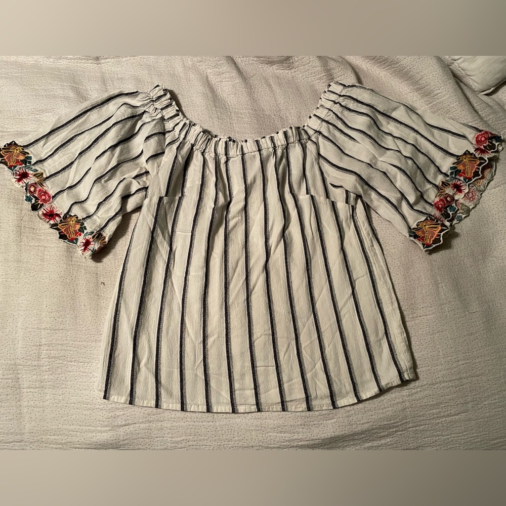 Boutique Embroidered Sleeve Top, size 8